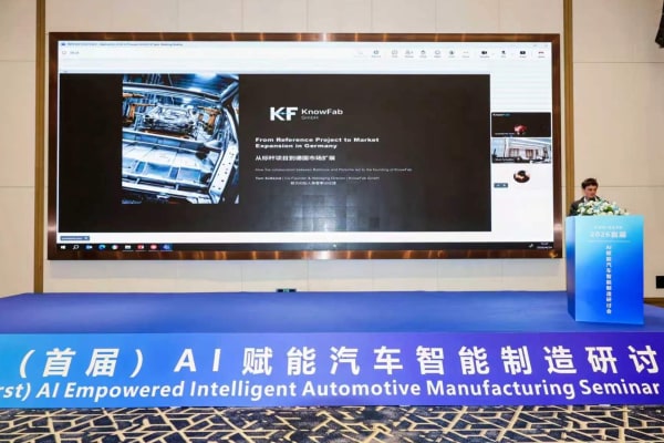 Tom Süßkind präsentiert KnowFab und KI in der Qualitätsprozesskontrolle beim Punktschweißen